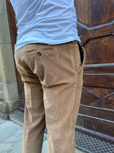 Carica l&#39;immagine nel visualizzatore di Gallery, Pantalone velluto chinos biscotto
