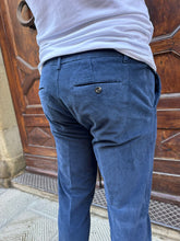 Carica l&#39;immagine nel visualizzatore di Gallery, Pantalone velluto chinos blu
