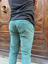 Carica l&#39;immagine nel visualizzatore di Gallery, Pantalone velluto chinos verde petrolio
