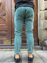 Carica l&#39;immagine nel visualizzatore di Gallery, Pantalone velluto chinos verde petrolio
