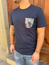 Carica l&#39;immagine nel visualizzatore di Gallery, T-shirt James blu
