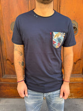 Carica l&#39;immagine nel visualizzatore di Gallery, T-shirt James blu
